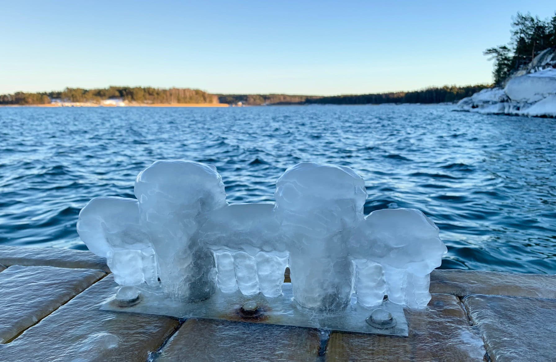 Kiinnityspollari jäässä
